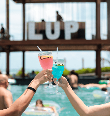 Lounge Premium - Espaço sofisticado com almofadas brancas e vista para o mar
